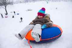滑雪橇快乐孩子假期冬天有趣的游戏男孩享受雪橇骑孩子们玩在户外雪孩子们雪橇阿尔卑斯山脉山冬天