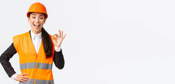 满意快乐亚洲女工程师建设经理安全头盔反光夹克显示手势很高兴保证建筑质量确保优秀的