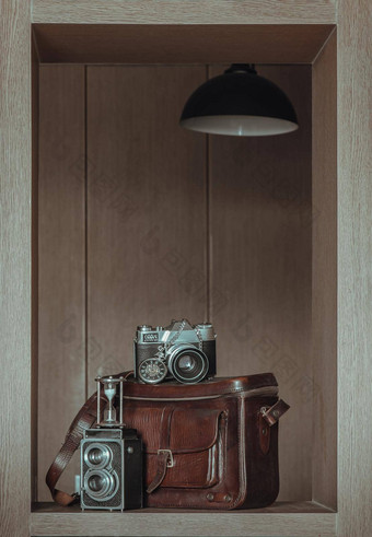 沙漏古董镜头照片相机复古的口袋里看古董电影照片相机古董棕色（的）皮革袋广场木框架室内复古的风格健美的概念设计