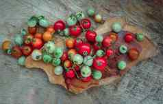集团色彩斑斓的各种新鲜的野生西红柿迷你樱桃Tomatos木董事会背景