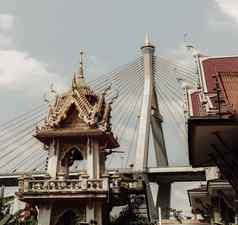 美丽的视图佛教泰国寺庙悬架桥背景共存完美的