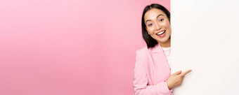 肖像年轻的日本业务女人企业夫人西装指出墙图表显示图广告空复制空间粉红色的背景