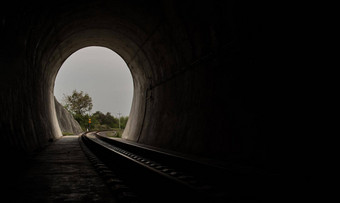 内部铁路隧道铁路自然光结束光结束隧道灯阴影概念实现目标