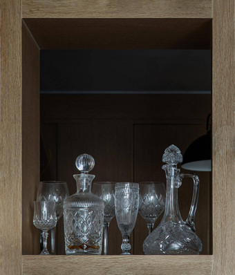 传统的酒玻璃投手酒玻璃水晶玻璃水瓶玻璃塞广场木框架室内