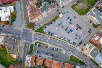 空中视图无人机城市路结车停车