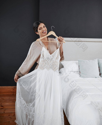 大天最后裁剪肖像有吸引力的年轻的新娘准备好了<strong>婚礼</strong>仪式卧室