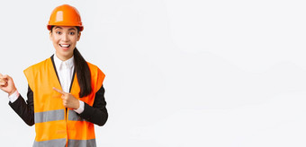 <strong>建筑</strong>建设工业概念微笑女工程师头盔反光服装显示指出上左<strong>角落</strong>里会说话的构建项目白色背景