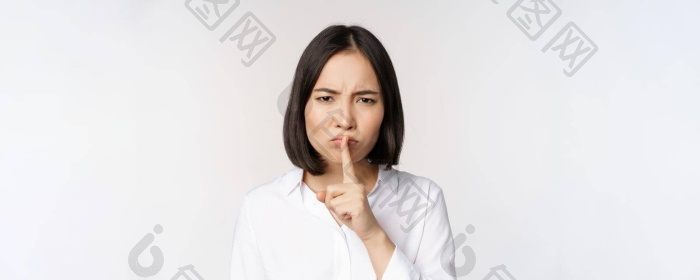 关闭肖像年轻的亚洲女人使嘘嘘嘘标志新闻手图片-包图网企业站