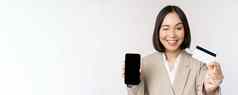 微笑企业女人西装显示移动电话屏幕应用程序移动电话智能手机屏幕站白色背景
