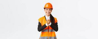 感激成功的亚洲女架构师问候投资者客户建设区域穿安全头盔夹克摇晃握紧手<strong>升值</strong>感激的信任