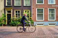 自行车骑手骑自行车的人男人。自行车受欢迎的意味着transoirt荷兰街代尔夫特荷兰