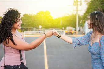 女孩摇晃<strong>拳头</strong>女人冲突的<strong>拳头</strong>图像女孩碰撞的<strong>拳头</strong>友好的