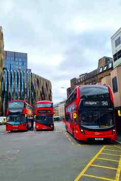伦敦曼联王国2月公共汽车站红色的双层公共汽车公共运输