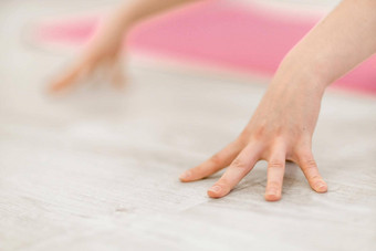 女孩瑜伽年轻的女人实践体位米色重一吨背景