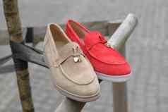 女人的红色的珊瑚时尚的仿麂皮游手好闲的人鞋子一对时尚的女休闲鞋鞋子在户外
