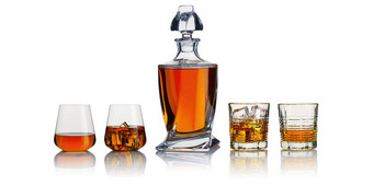 玻璃水瓶威士忌威士忌眼镜玻璃水瓶玻璃威士忌白色背景