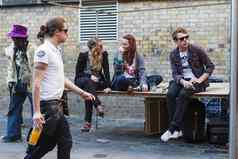 伦敦9月忙时间周日砖车道市场咖啡馆时尚穿着女孩坐显示吃食物说话