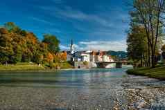 坏tolz风景如画的度假胜地小镇巴伐利亚德国秋天伊萨尔河