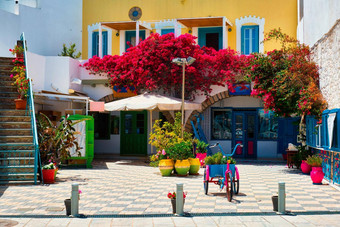 街色彩斑斓的房子adamantas小镇米洛斯岛岛希腊