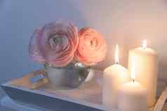 苍白的粉红色的毛茛属植物透明的轮花瓶蜡烛白色窗台上复制空间的地方文本