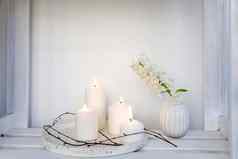 花束白色减少风信子小白色波纹花瓶大燃烧蜡烛轮托盘米色表格的地方文本