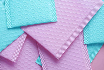 粉红色的绿色颜色纸泡沫信封表格