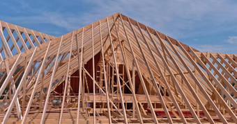 视图屋顶<strong>桁架</strong>系统梁木框架房子建设
