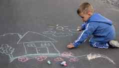 孩子们画沥青家庭房子