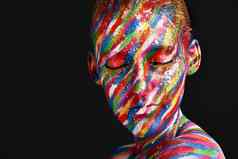 添加流行颜色美例程工作室拍摄年轻的女人摆姿势明亮彩色的油漆脸黑色的背景