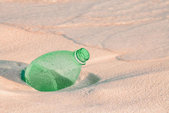 塑料水瓶被丢弃的海滩