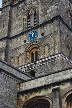 教堂时钟塔蓝色的时钟脸经典风格英格兰