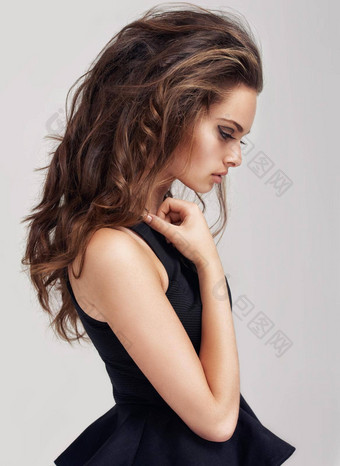 闷热的灵敏度配置文件美丽的年轻的女人站灰色背景