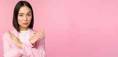 图像企业女人亚洲女商人显示停止交叉手势不赞成smth站西装粉红色的背景