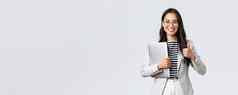 业务金融就业女成功的企业家概念自信好看的治疗师女商人白色西装持有移动PC显示竖起大拇指