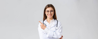 医疗保健工人医学科维德流感大流行概念好看的专业女医生白色实习医生风云眼镜指出手指左微笑友好的显示信息