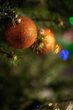 黄金橙色圣诞节树小玩意挂起圣诞节树圣诞节闪亮的圣诞节树灯背景