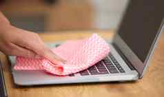 裂缝拍摄女人清洁灰尘移动PC键盘