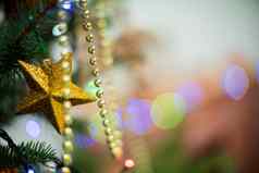 黄金明星挂起圣诞节树装饰圣诞节闪亮的圣诞节树灯背景