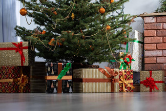 圣诞节树完整的礼物打开圣诞节一天传统的圣诞节热烈装饰生活房间首页