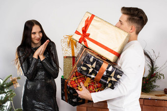 未婚夫非常惊讶合作伙伴带来了美妙的礼物包独特的圣诞节大气闪亮的黑色的衣服