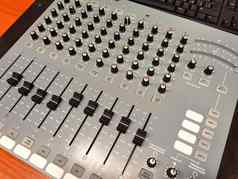 声音记录董事控制台按钮灰色音频混合机董事会控制台声音生产商晚上俱乐部概念