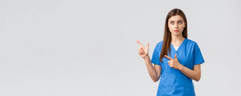 医疗保健工人防止病毒保险医学概念梦幻可爱的护士医生蓝色的实习医生风云指出上左角落里阅读横幅信息灰色背景