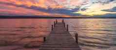 横幅色彩斑斓的日落湖海岸木码头