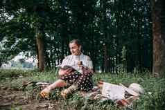 女孩眼镜读取书夏天森林