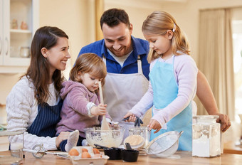 家庭时间重要的拍摄家庭烘焙女孩激起碗蛋糕面糊