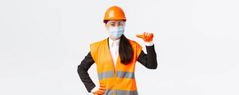 科维德安全协议<strong>企业建设</strong>防止病毒概念自信亚洲女工程师头盔脸面具指出做广告个人协助