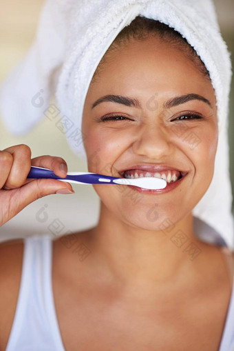 健康的牙齿快乐牙齿肖像快乐有吸引力的年轻的女人刷牙牙齿