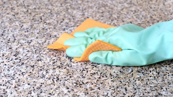 手清洁厨房工作表面橡胶手套消毒液喷雾概念清洁房子