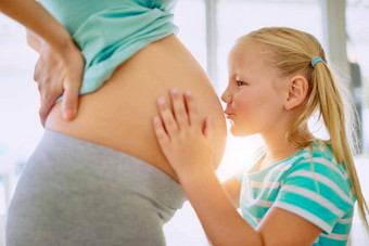 有趣的婴儿拍摄女孩接吻<strong>母亲</strong>怀孕了肚子<strong>首页</strong>