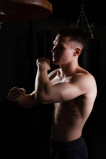 拳击手运动员实践袋吹手套黑色的年轻的背景竞争强大的战斗机体育运动拳头打击工作室<strong>汗水</strong>运动活跃的盒子